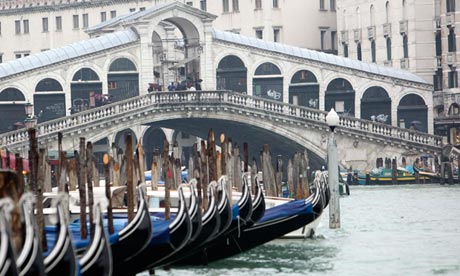A view of Rialto Bridge in Venice